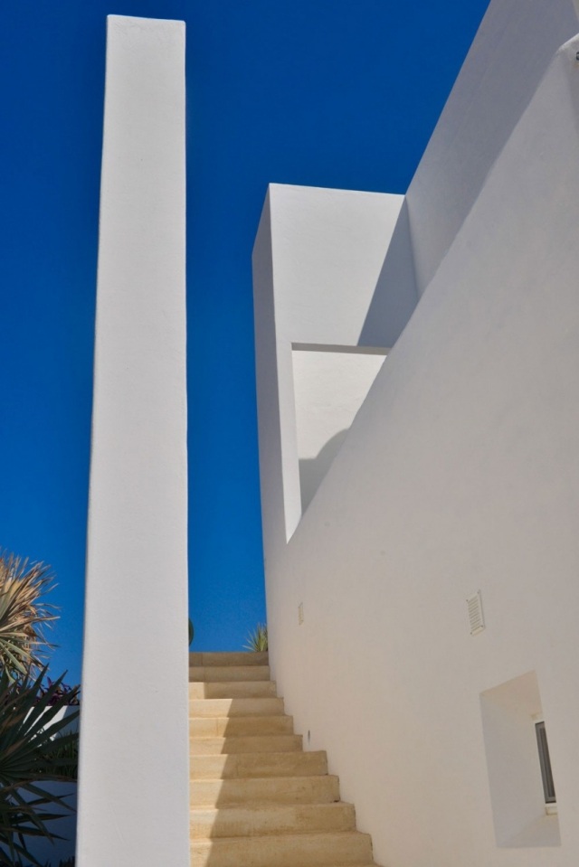hus-på-kusten-portugal-vit-fasad-modern-design-språk