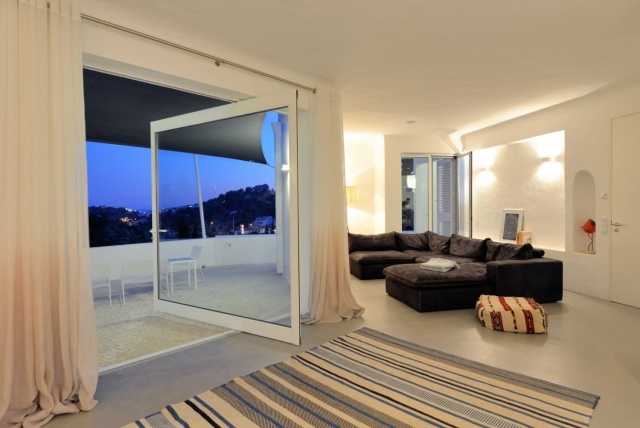 Kusthus-modernt-interiör-vardagsrum-terrass-vita-strålande väggar