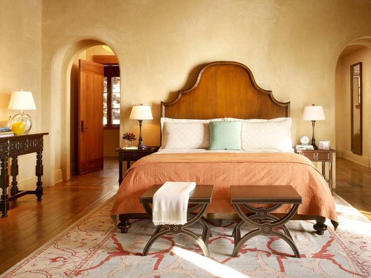 gipsväggar medelhavs sovrum design pall matta beige