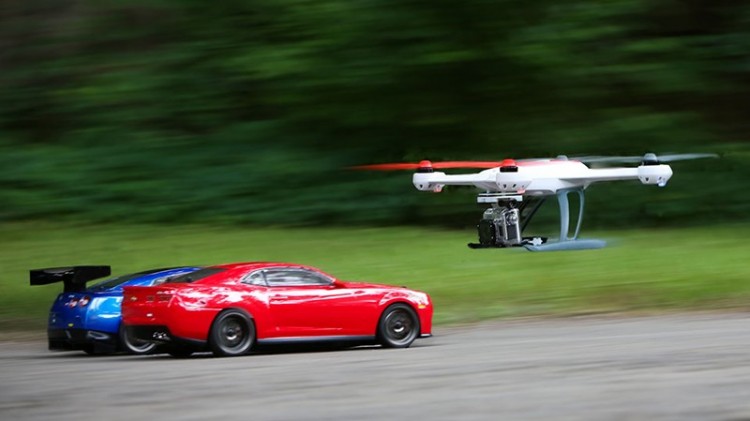 Quadrocopter kamera skötare vita blad flygning över vägen