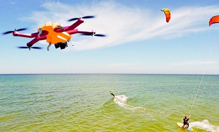 Quadcopter kamerafilmer som surfar Airdog company