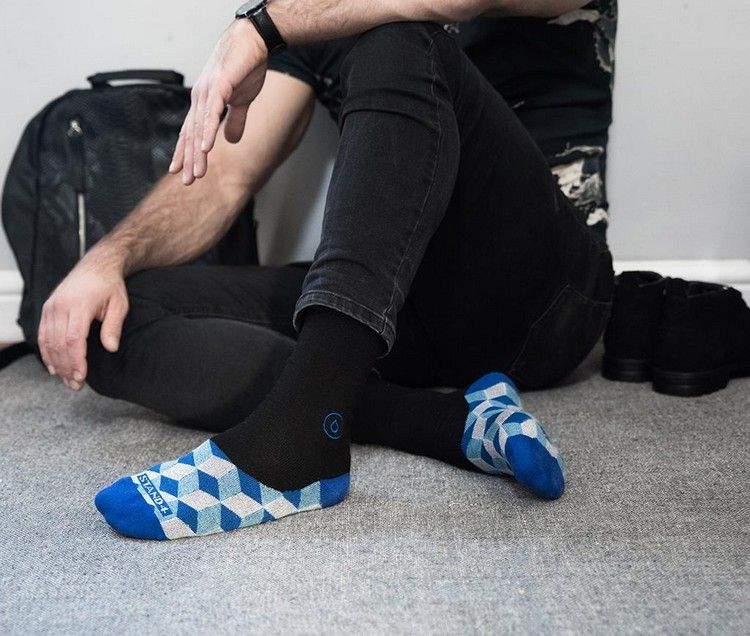 blå geometriska figurer på strumpor som ser ut som strumpor och svarta tighta jeans