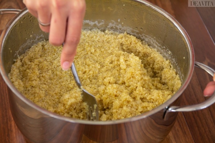 Att laga rätt quinoa lossnar med gaffeln