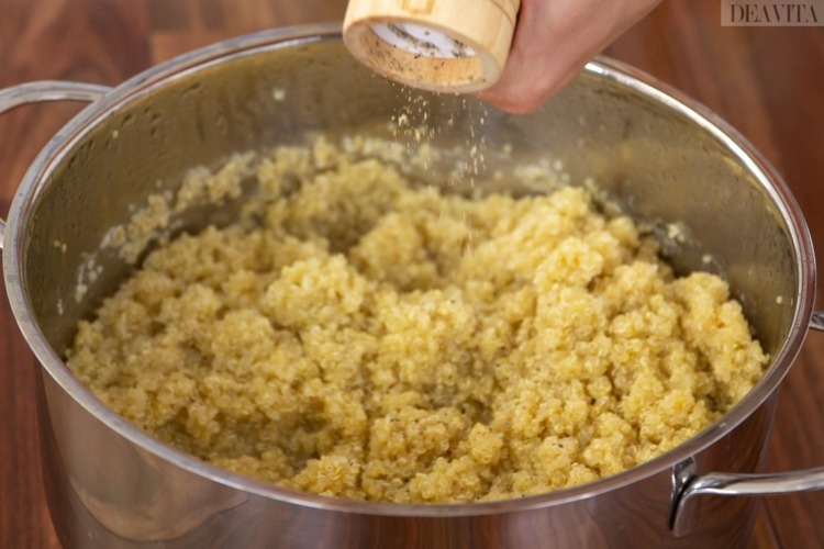 Hur lagar jag quinoa för att smaka saltpeppar
