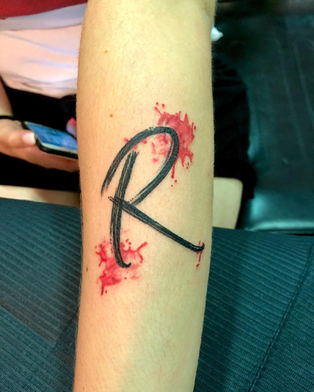 R -kirjain Rustic Design Tattoo