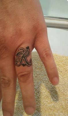 R -kirjain tatuointi suunnittelu sormella