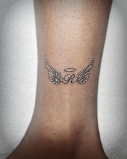 Angel R -kirjeen tatuointi