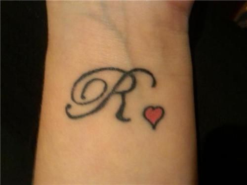 R -kirjain tatuointi sydämellä