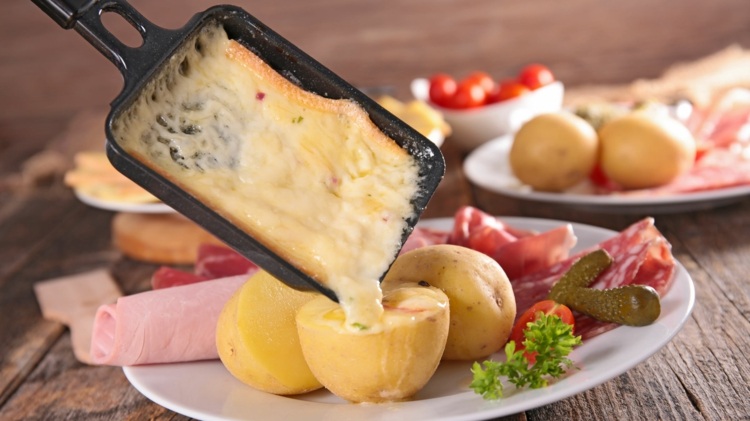 Raclette tillbehör potatis-garnering-gurka-korv-panna