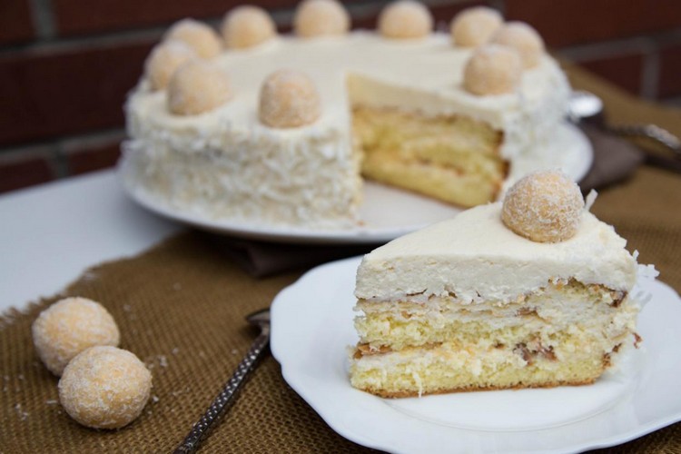 Raffaello-tårtbitar-smörkräm-bollar-dekoration-kokosflingor