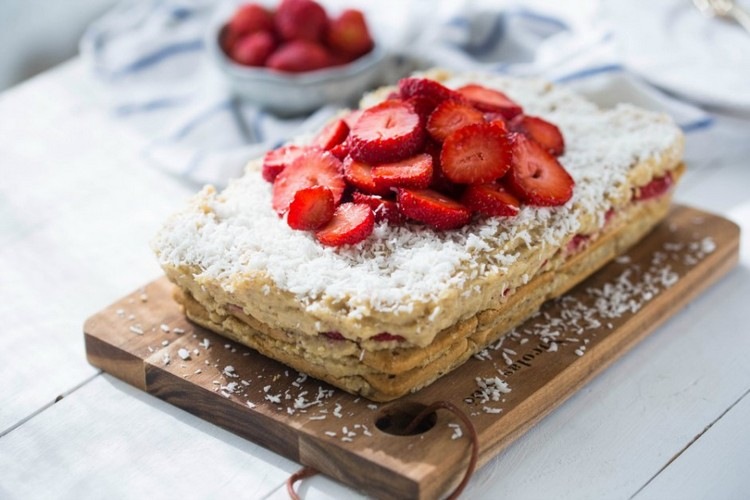 raffaello-tårta-utan-baka-utan-grädde-kex-bas-shortbread-kex-jordgubbar