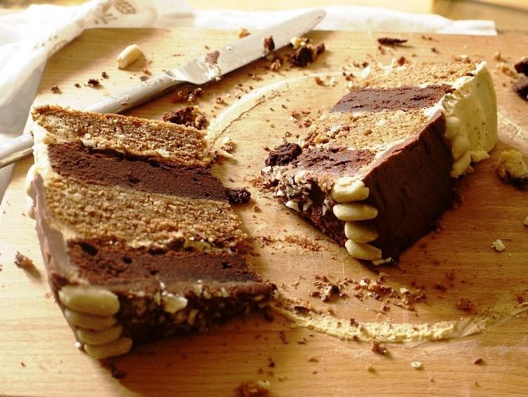 snickers-tårta-recept-paj-skivor-jordnöts-choklad-tårta