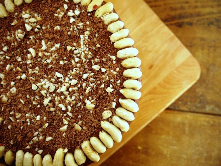 snickers-torte-choklad-jordnötter-chokladspån-dekoration-dessert