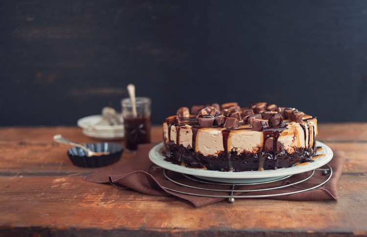 snickers-torte-glass-bar-bitar-karamell-sås-sommar-dessert