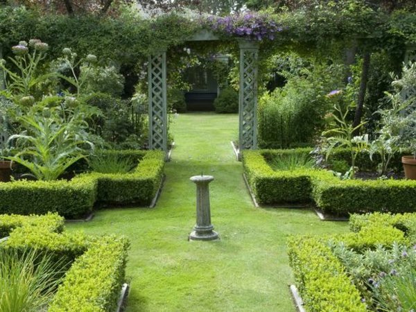 geometrisk gräsmatta engelsk trädgård trä pergola