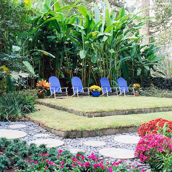 lila terrasserad gräsmatta trädgård design