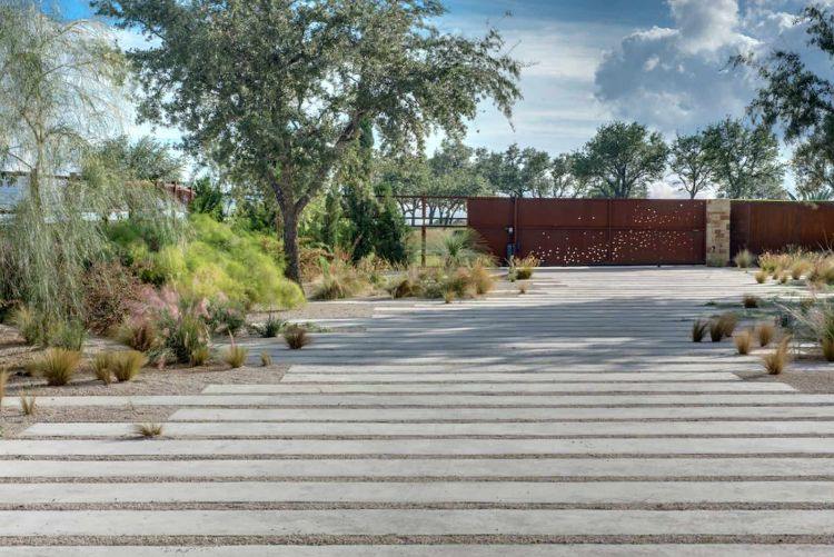 Gräsmatta beläggningsstenar gräsmatta trottoaren gräsmatta stenar garage ingång uppfart uppfart design gatsten stenblock ränder torrt klimat