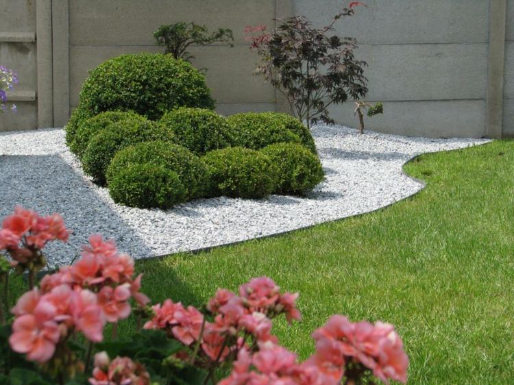 gräsmatta kant i trädgården sten-vit-buxbom-modern