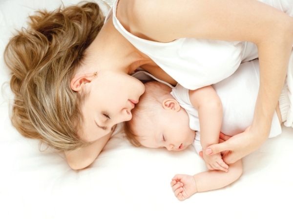 Moder baby sover tillsammans föräldraguide för att få barnet att sova