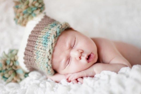 Baby fredlig sömn tips söta stickad hatt guide föräldrar
