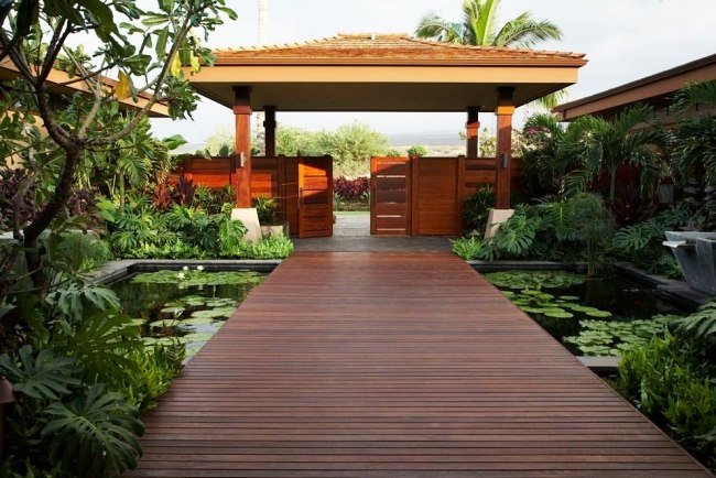 Tropisk trädgårdsentré entréport som skapar dammar