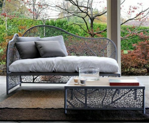 klassisk-metall-möbler-elegant-trädgård-design