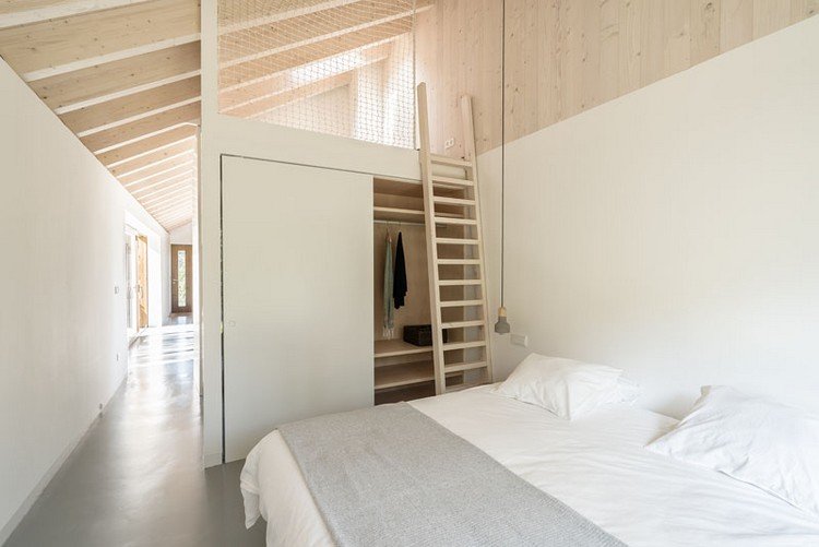 sovrum design vit minimalistisk vindstege