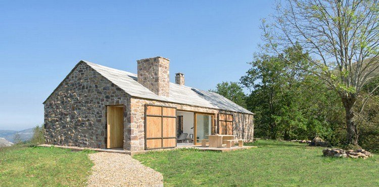 grov natursten fasad fritidshus spanien natur