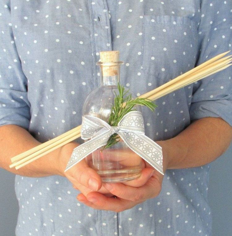 Gör dig själv-rum-doft-bambu-pinnar-glas-flaska-rosmarin-dekoration