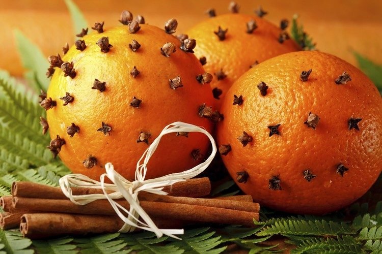 Gör dig själv-rum-doft-apelsin-kryddnejlika-kanel-doft-jul