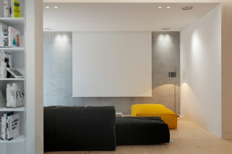 inredning-idéer-grå-färgade-accenter-vardagsrum-sittplats-kuddar-gul-svart