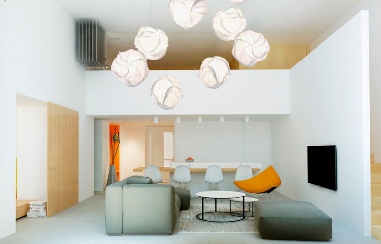 inredning-idéer-grå-gul-vardagsrum-soffa-hängande lampor-designlampor