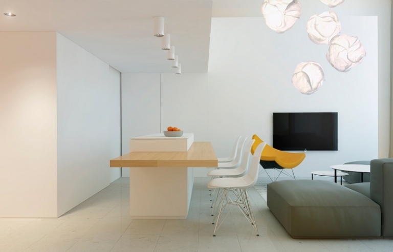 inredning-idéer-grå-gul-fåtölj-vardagsrum-matbord-tv-hängande-ljus-papper