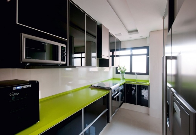 Högglans kök svart och limegrön bänkskiva