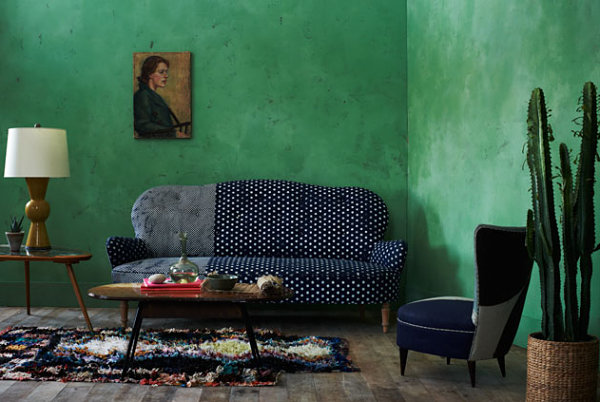 Jadegrön väggdesign med färgaktiverande soffa retro