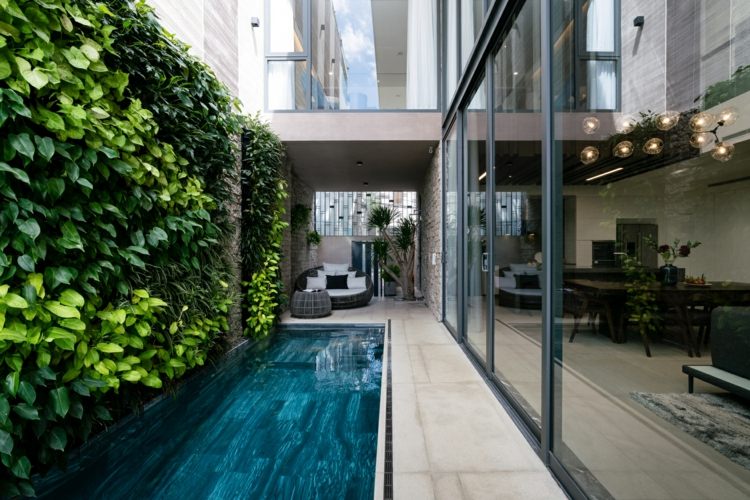 vertikal plantering pool marmor golv till tak fönster det grova huset