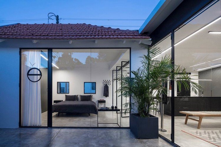 fönster från golv till tak innergård palmer modernt rum layout modern renoverad lägenhet sluttande tak