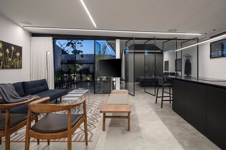 golv till tak glasdörrar modern rum layout modern renoverad lägenhet vardagsrum designmöbler soffbelysning
