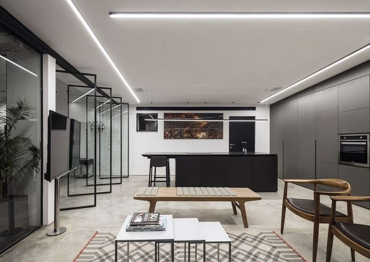 golv till tak glasdörrar modern rum layout modern renoverad lägenhet vardagsrum soffbord tidningar neonljus
