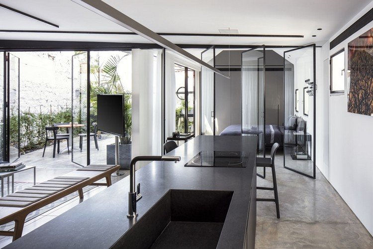 golv till tak glasdörrar modern rum layout modern renoverad lägenhet tel aviv kök ö svängdörrar sovrum