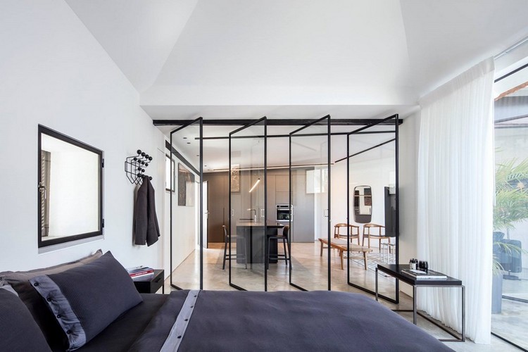 golv till tak glasdörrar modern rum layout säng sidobord fönster krok köksstolar solstol