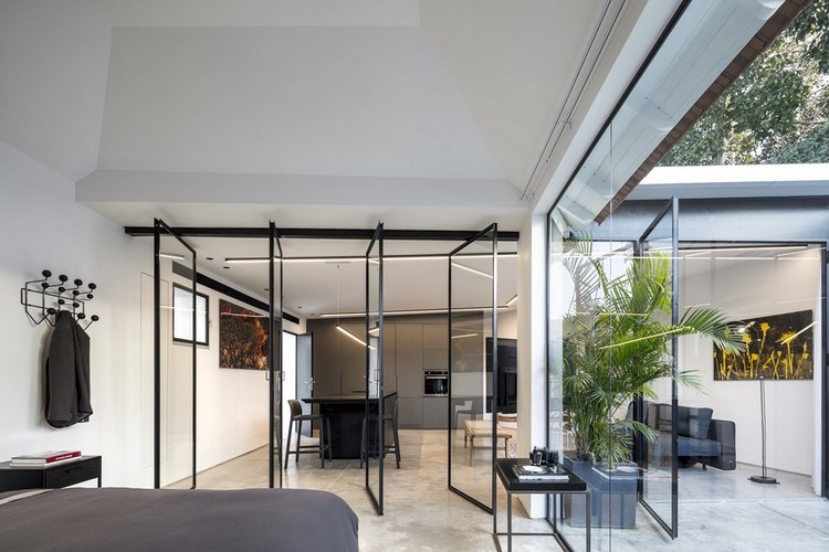 Golv till tak glasdörrar modern rum layout säng sidobord fönster krok köksstolar solstol växt fönster tv