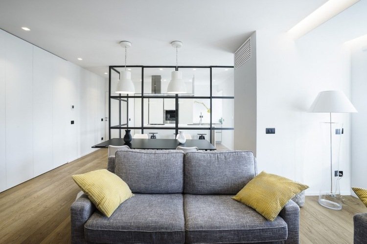 Rumsavdelare tillverkad av glas stål loft vanliga möbler grå soffa