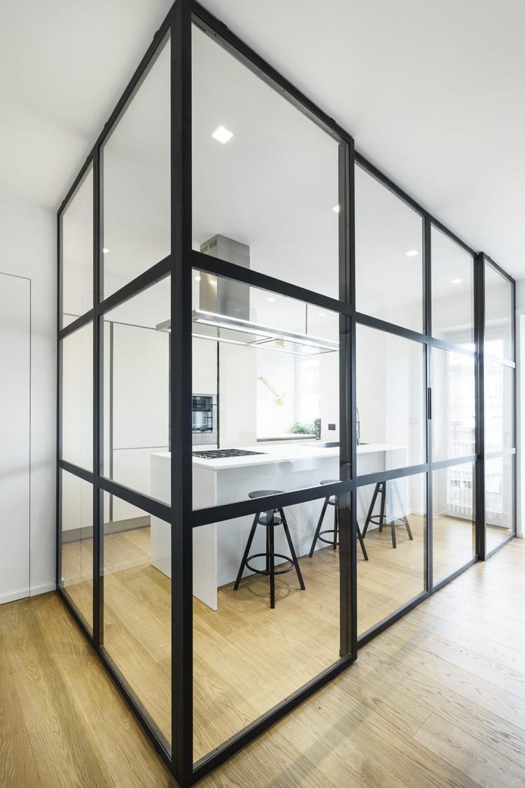 rumsavdelare glas stål trägolv modernt kök vitt