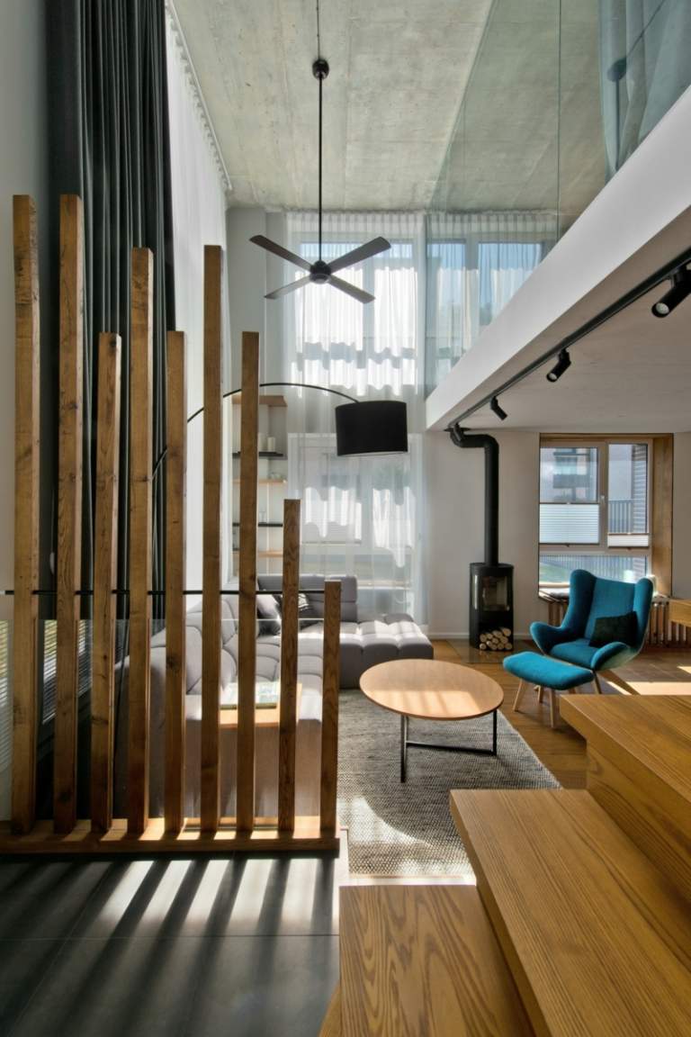 rumsdelare trä träbjälkar loft inre trappor vardagsrum