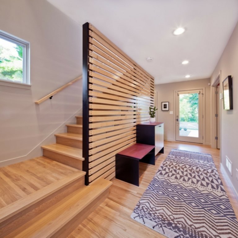 rumsdelare trä hall design matta geometriska mönster skåp bänk