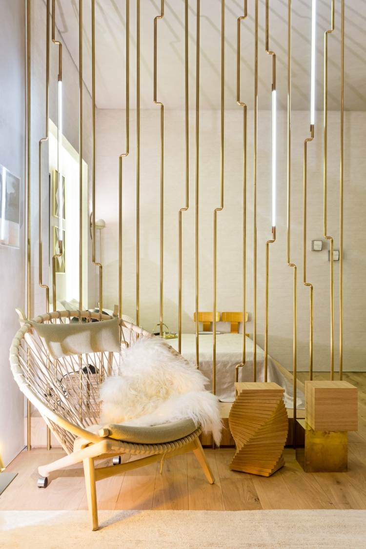 minimalistisk modern rumsdelare design trä metall guld