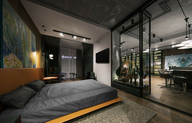 vitrinskåp i glasstål som en rumsavdelare mellanvägg, sovplats, vardagsrum