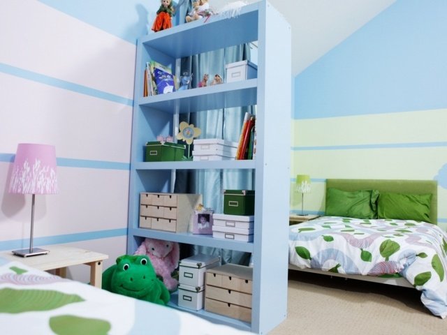 rumsavdelare-barnrum-blå-hylla-lärande-sovplats