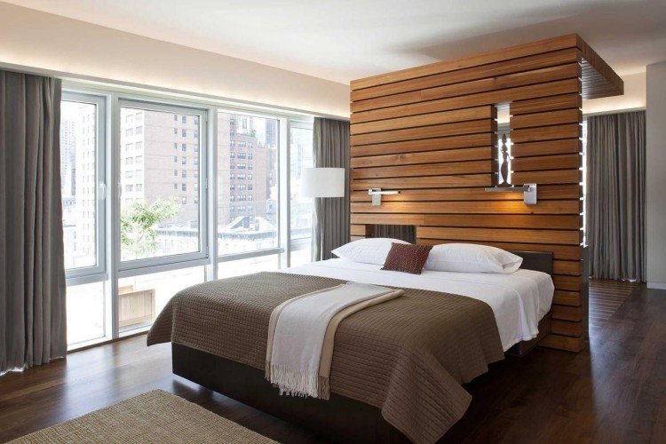Rumdelare-sovrum-trä-vägg-trägolv-säng-gardiner-fönster vägg-elegant